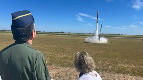 Medio millar de estudiantes extremeños diseñan, construyen y lanzan al espacio minisatélites en un programa educativo Medio millar de estudiantes extremeños diseñan, construyen y lanzan al espacio minisatélites en un programa educativo