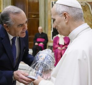 El papa Leon XIV recibe artesan&iacute;a talaverana