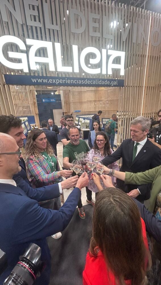 Alfonso Rueda visita el stand de CRDO Ribeiro en Gourmets 2026