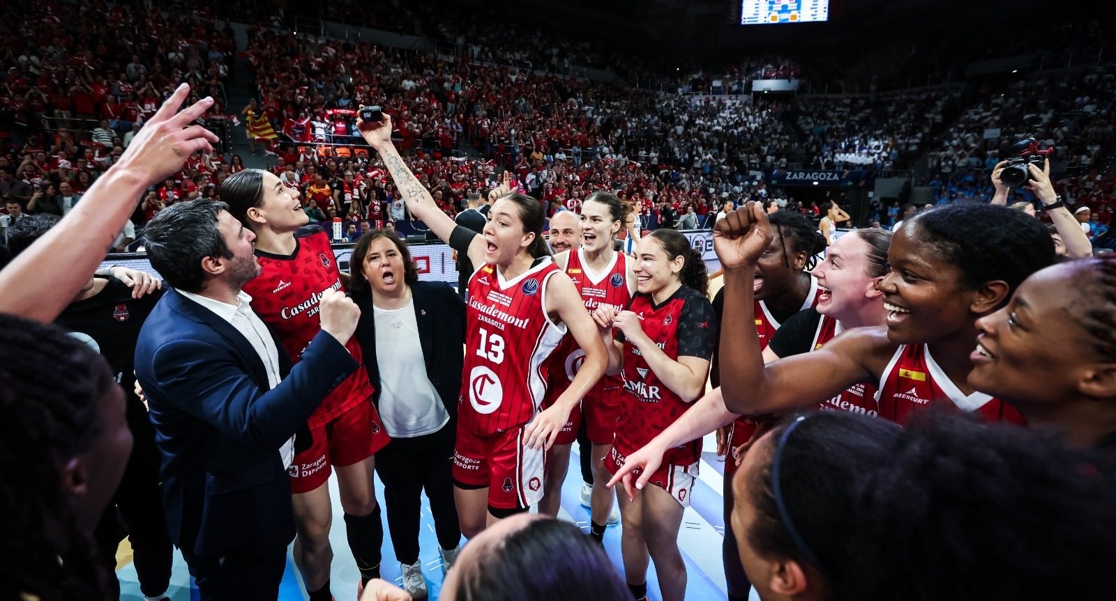 Zaragoza vencía a Landes y celebraba con su afición Zaragoza vencía a Landes y celebraba con su afición