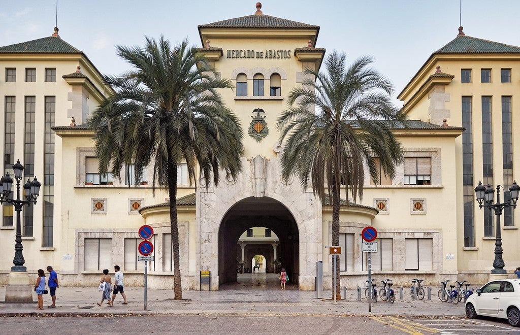 El Ayuntamiento entrega la concesión del polideportivo de Abastos a la gestora de la Piscina Valencia El Ayuntamiento entrega la concesión del polideportivo de Abastos a la gestora de la Piscina Valencia