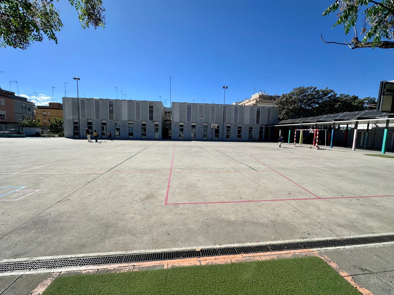 Padres y madres del Gloria Fuertes recogen firmas para exigir que se solucionen las deficiencias del centro Padres y madres del Gloria Fuertes recogen firmas para exigir que se solucionen las deficiencias del centro