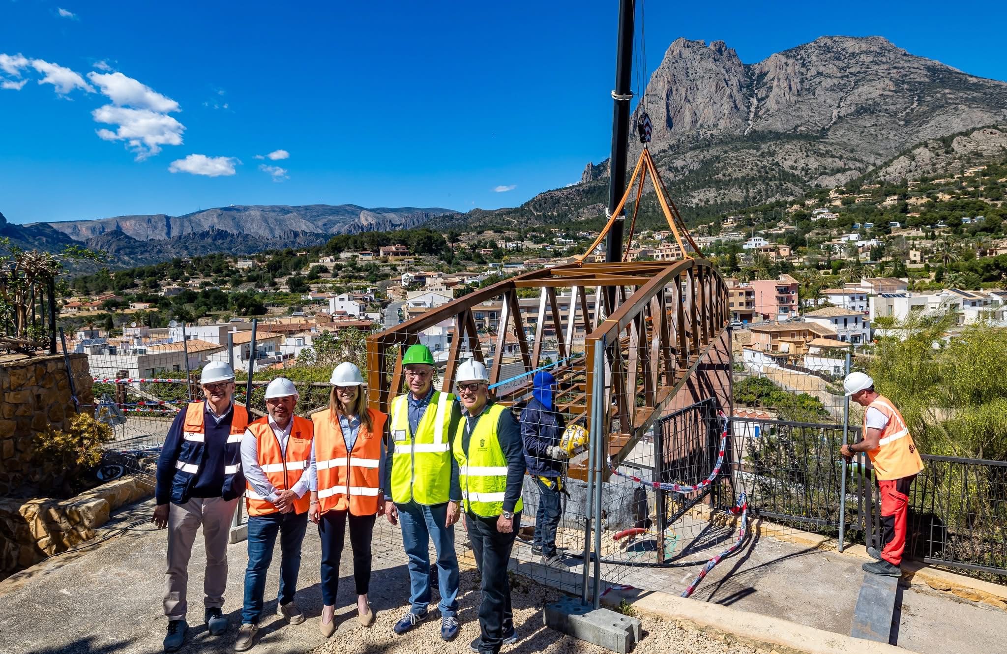 Instalada la pasarela que conecta el elevador con el Castell de Finestrat Instalada la pasarela que conecta el elevador con el Castell de Finestrat