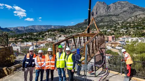 Instalada la pasarela que conecta el elevador con el Castell de Finestrat Instalada la pasarela que conecta el elevador con el Castell de Finestrat