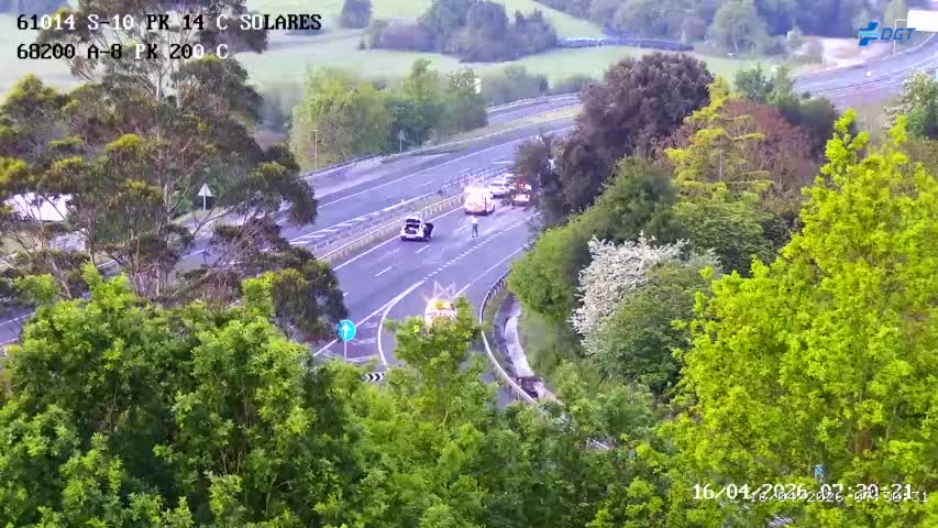 Un accidente en la autovía A-8 provoca retenciones y el corte de la carretera a la altura de Solares Un accidente en la autovía A-8 provoca retenciones y el corte de la carretera a la altura de Solares