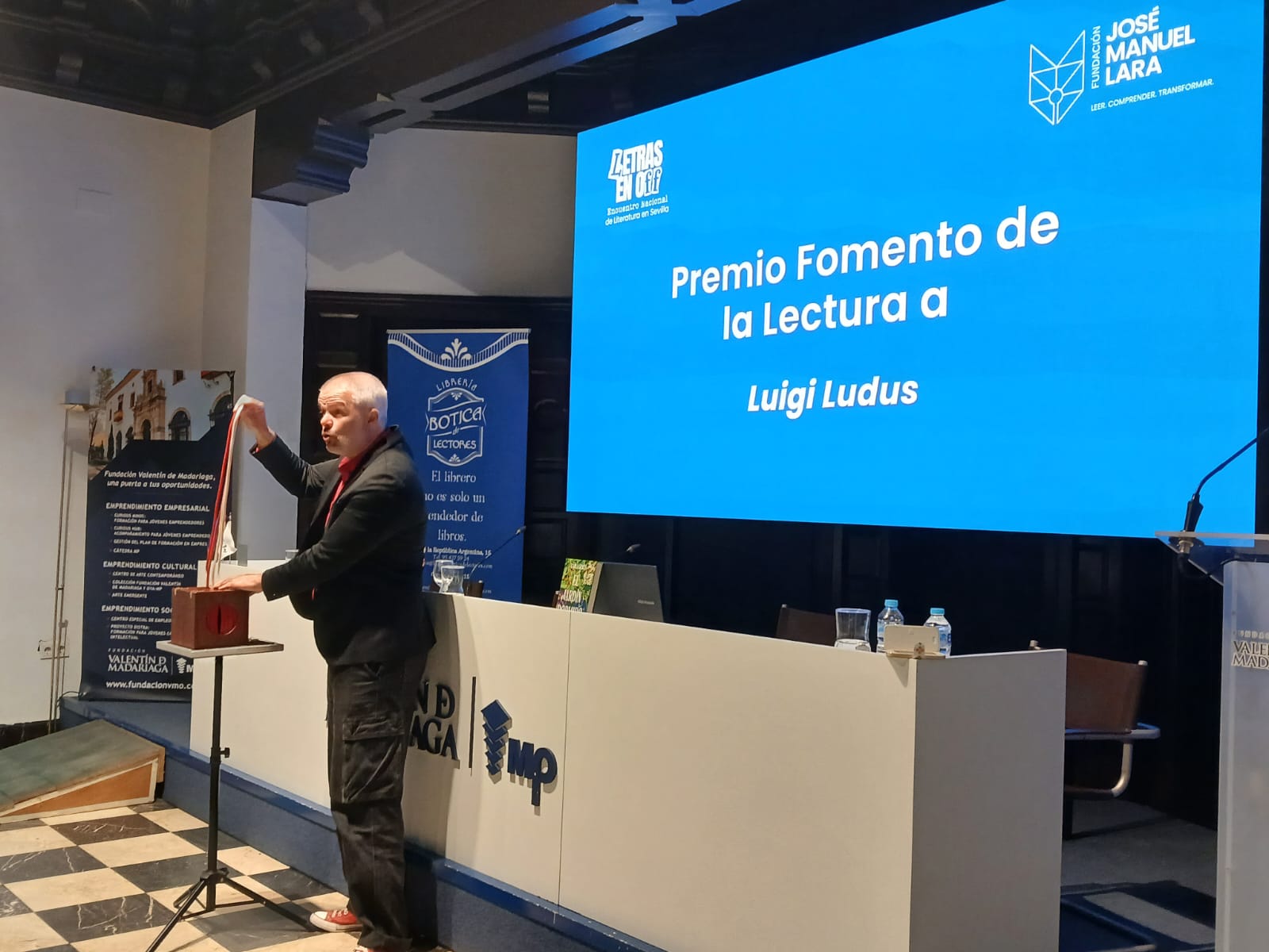 La Fundación José Manuel Lara entrega el Premio al Fomento de la Lectura a Luigi Ludus en el festival Letras en Off La Fundación José Manuel Lara entrega el Premio al Fomento de la Lectura a Luigi Ludus en el festival Letras en Off