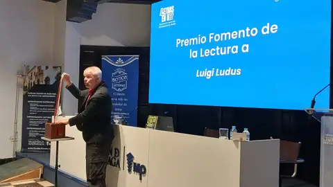 La Fundación José Manuel Lara entrega el Premio al Fomento de la Lectura a Luigi Ludus en el festival Letras en Off La Fundación José Manuel Lara entrega el Premio al Fomento de la Lectura a Luigi Ludus en el festival Letras en Off