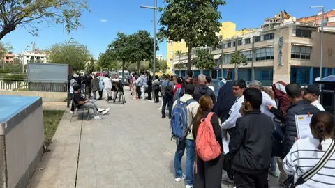 Largas colas de inmigrantes irregulares en las oficinas municipales de Palma Largas colas de inmigrantes irregulares en las oficinas municipales de Palma el día que comienza la regularización de su situación