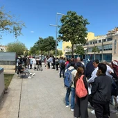 Largas colas de inmigrantes irregulares en las oficinas municipales de Palma Largas colas de inmigrantes irregulares en las oficinas municipales de Palma
