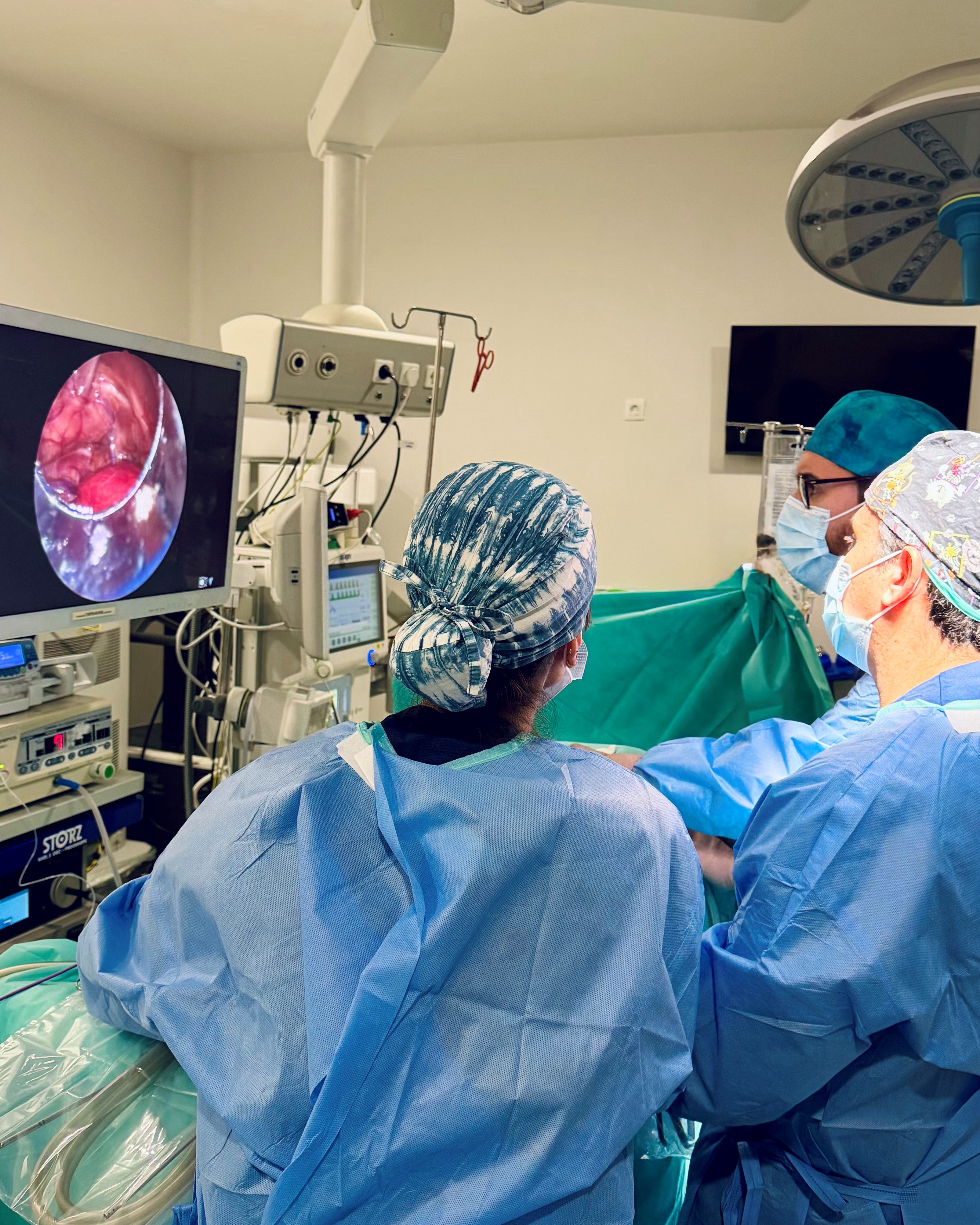 El equipo de Cirugía Pediátrica de Quirónsalud Málaga realiza la primera cirugía toracoscópica de atresia esofágica en un recién nacido en la sanidad malagueña El equipo de Cirugía Pediátrica de Quirónsalud Málaga realiza la primera cirugía toracoscópica de atresia esofágica en un recién nacido en la sanidad malagueña