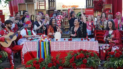 Califato 3/4, Falete, Tomasito y el Coro Azahar de Cantillana reinterpretan la sevillana “A bailar y a bailar (con Cruzcampo)”, con motivo de la Feria de Abril Califato 3/4, Falete, Tomasito y el Coro Azahar de Cantillana reinterpretan la sevillana “A bailar y a bailar (con Cruzcampo)”, con motivo de la Feria de Abril