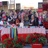 Califato 3/4, Falete, Tomasito y el Coro Azahar de Cantillana reinterpretan la sevillana “A bailar y a bailar (con Cruzcampo)”, con motivo de la Feria de Abril