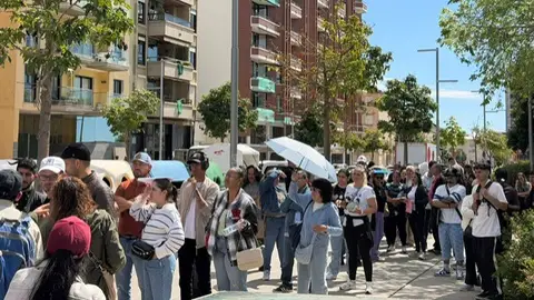 Largas colas de inmigrantes irregulares en las oficinas municipales de Palma Largas colas de inmigrantes irregulares en las oficinas municipales de Palma por la regularización de inmigrantes irregulares