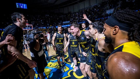 Los jugadores de La Laguna Tenerife celebran la victoria