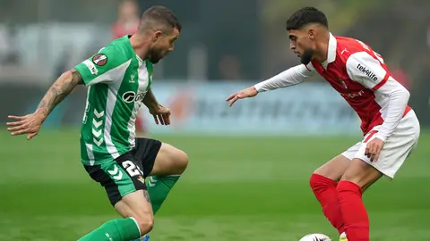 Aitor Ruibal disputa el balón a Gabri Martínez. Aitor Ruibal disputa el balón a Gabri Martínez.