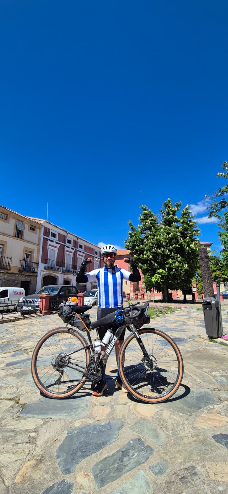 Un aficionado de la Real Sociedad llega a Sevilla en bici para vivir la final de Copa: "Lo que me importa es que ganen" Un aficionado de la Real Sociedad llega a Sevilla en bici para vivir la final de Copa: "Lo que me importa es que ganen"