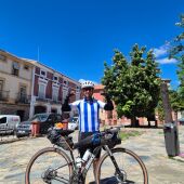 Un aficionado de la Real Sociedad llega a Sevilla en bici para vivir la final de Copa: "Lo que me importa es que ganen"