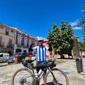 Un aficionado de la Real Sociedad llega a Sevilla en bici para vivir la final de Copa: "Lo que me importa es que ganen" Un aficionado de la Real Sociedad llega a Sevilla en bici para vivir la final de Copa: "Lo que me importa es que ganen"