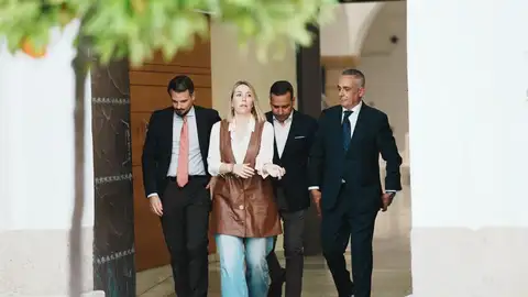 "Fumanta Blanca" al acuerdo de gobierno de coalición 116 días después del 21D. Guardiola será Presidenta, Fernández Vicepresidente "Fumanta Blanca" al acuerdo de gobierno de coalición 116 días después del 21D. Guardiola será Presidenta, Fernández Vicepresidente