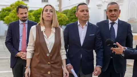 La presidenta del PP extremeño, María Guardiola y el líder de Vox, Óscar Fernández Calle La presidenta del PP extremeño, María Guardiola y el líder de Vox, Óscar Fernández Calle