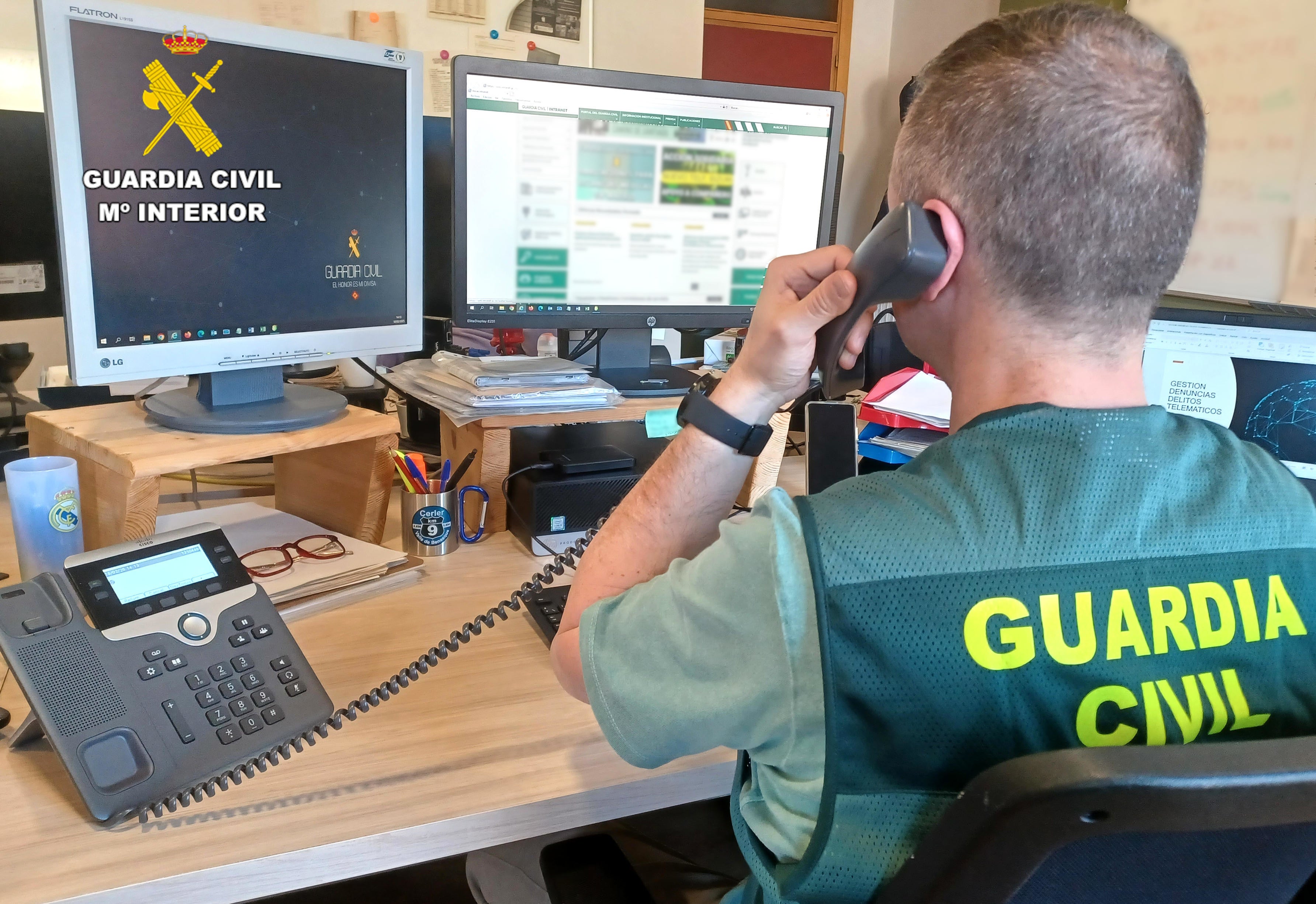 Tres detenidos por la Guardia Civil en relación con estafas informáticas a empresas de Cantabria Tres detenidos por la Guardia Civil en relación con estafas informáticas a empresas de Cantabria