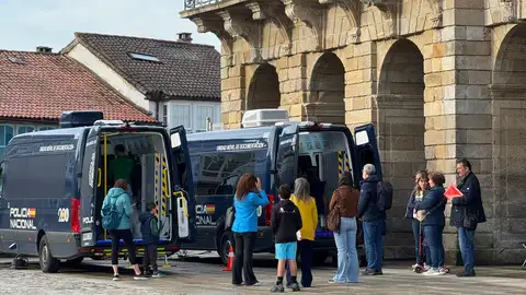 El portavoz municipal del PP Borja Verea denuncia que los policías nacionales trabajan "a la intemperie" dos meses después del incendio de la comisaría El portavoz municipal del PP Borja Verea denuncia que los policías nacionales trabajan "a la intemperie" dos meses después del incendio de la comisaría