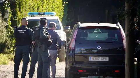 Óscar S.M. (c), único investigado por la muerte de Esther López, a su llegada al registro del chalé por parte de la Guardia Civil. Óscar S.M. (c), único investigado por la muerte de Esther López, a su llegada al registro del chalé por parte de la Guardia Civil.