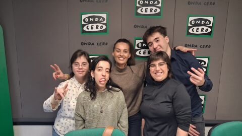 Los amigos de Fundaci&oacute;n S&iacute;ndrome de Down en los estudios de Onda Cero. 