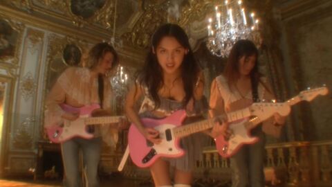 Olivia Rodrigo en el videoclip de 'drop dead'