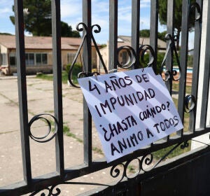 Un cartel en la valla de entrada de la casa del sospechoso por la muerte de Esther