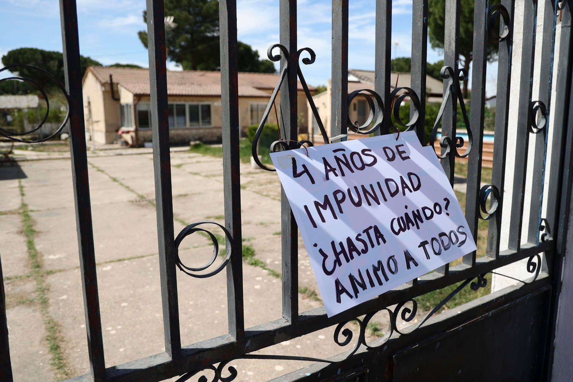 Un cartel en la valla de entrada de la casa del sospechoso por la muerte de Esther Un cartel en la valla de entrada de la casa del sospechoso por la muerte de Esther