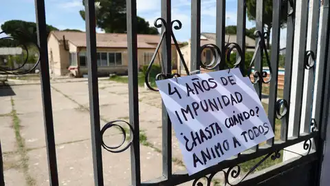 Un cartel en la valla de entrada de la casa del sospechoso por la muerte de Esther Un cartel en la valla de entrada de la casa del sospechoso por la muerte de Esther