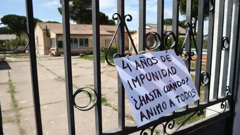 Un cartel en la valla de entrada de la casa del sospechoso por la muerte de Esther