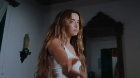 Lola Índigo en el videoclip de 'TUS INICIALES' Lola Índigo en el videoclip de 'TUS INICIALES'