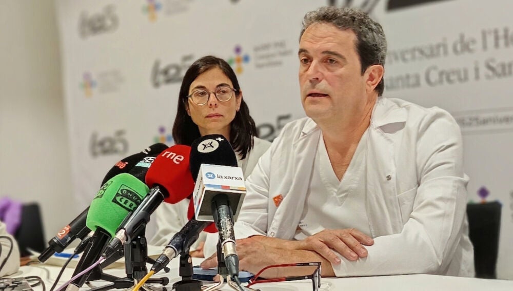 El director de l'Hospital de la Santa Creu i Sant Pau, Dr. Adrià Comella. Al seu costat, la Dra. Xènia Acebes, directora assistencial