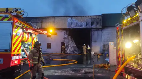 Arde nunha nave do polígono de San Cibrao e calcínanse dous camións Arde nunha nave do polígono de San Cibrao e calcínanse dous camións