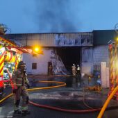 Arde nunha nave do polígono de San Cibrao e calcínanse dous camións