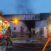 Arde nunha nave do polígono de San Cibrao e calcínanse dous camións Arde nunha nave do polígono de San Cibrao e calcínanse dous camións