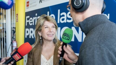 Laly Escudero, presidenta de AEDHE, atendiendo a los micr&oacute;fonos de Onda Cero Alcal&aacute; de Henares
