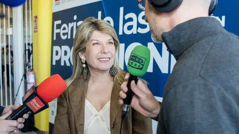 Más de 4.000 alumnos de Secundaria del Corredor de Henares acuden a la VI edición de la Feria de las Profesiones Laly Escudero, presidenta de AEDHE, atendiendo a los micrófonos de Onda Cero Alcalá de Henares