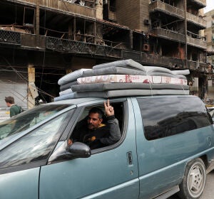Una persona hace un gesto de victoria desde un veh&iacute;culo mientras los desplazados se dirigen a sus hogares tras la entrada en vigor de un alto el fuego de 10 d&iacute;as entre L&iacute;bano e Israel, en los suburbios del sur de Beirut, L&iacute;bano/ REUTERS/Mohamed Azakir
