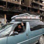 Una persona hace un gesto de victoria desde un vehículo mientras los desplazados se dirigen a sus hogares tras la entrada en vigor de un alto el fuego de 10 días entre Líbano e Israel, en los suburbios del sur de Beirut, Líbano/ REUTERS/Mohamed Azakir