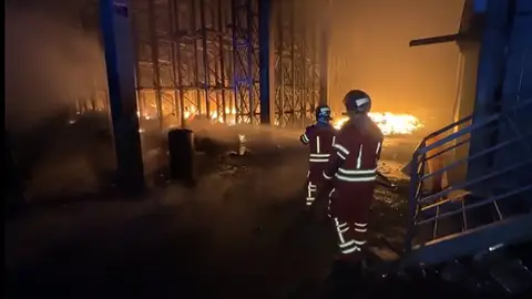 En fase de estabilización el incendio originado en una planta de reciclaje de electrodomésticos de Campo Real Bomberos de la Comunidad de Madrid actuando en un incendio