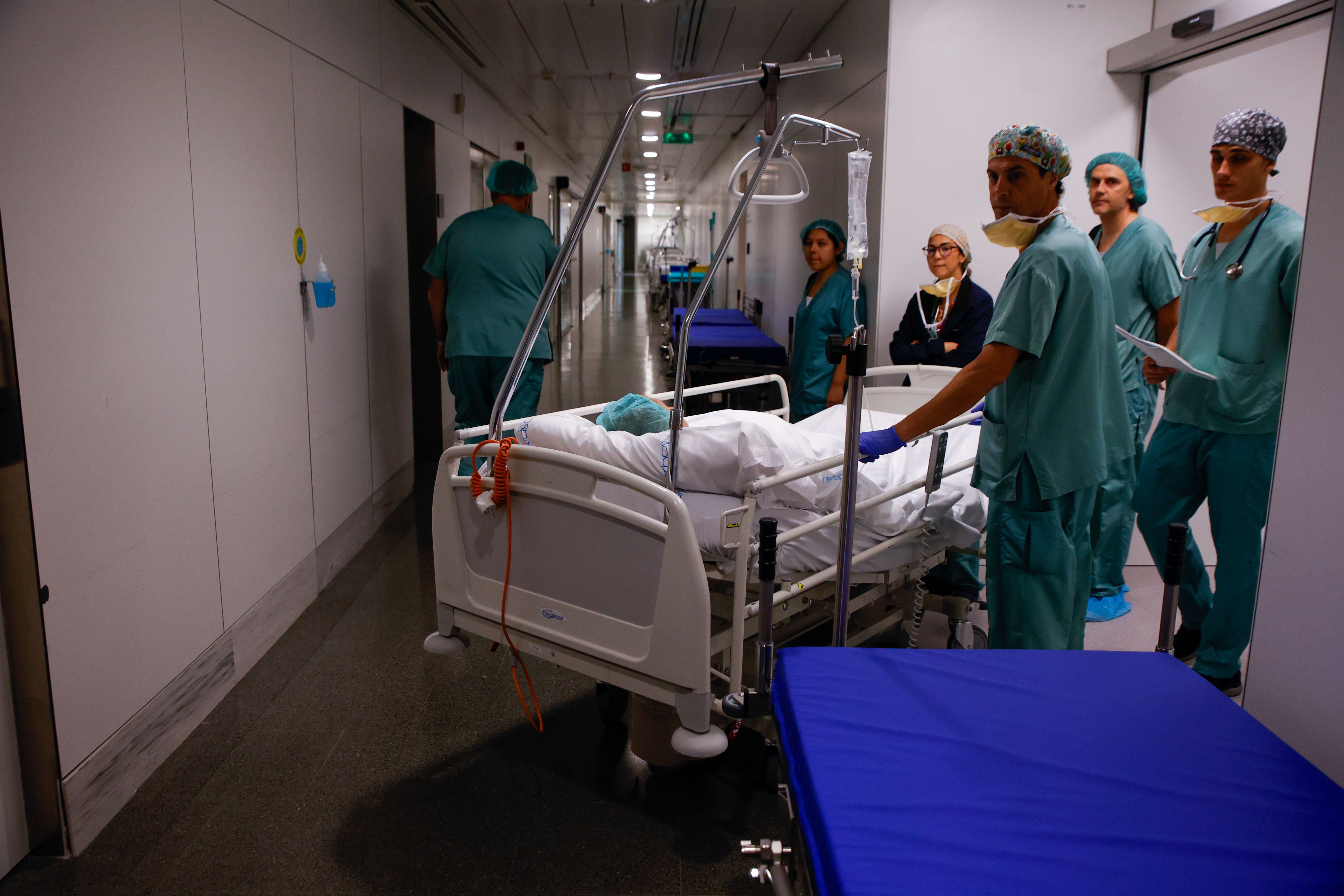 Personal del quirófano trasladando a un paciente a través del pasillo que conecta los quirófanos y las unidades de reanimación del Hospital de Sant Pau de Barcelona. Personal del quirófano trasladando a un paciente a través del pasillo que conecta los quirófanos y las unidades de reanimación del Hospital de Sant Pau de Barcelona.