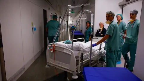 Personal del quirófano trasladando a un paciente a través del pasillo que conecta los quirófanos y las unidades de reanimación del Hospital de Sant Pau de Barcelona. Estas son las comunidades con más lista de espera para operarse