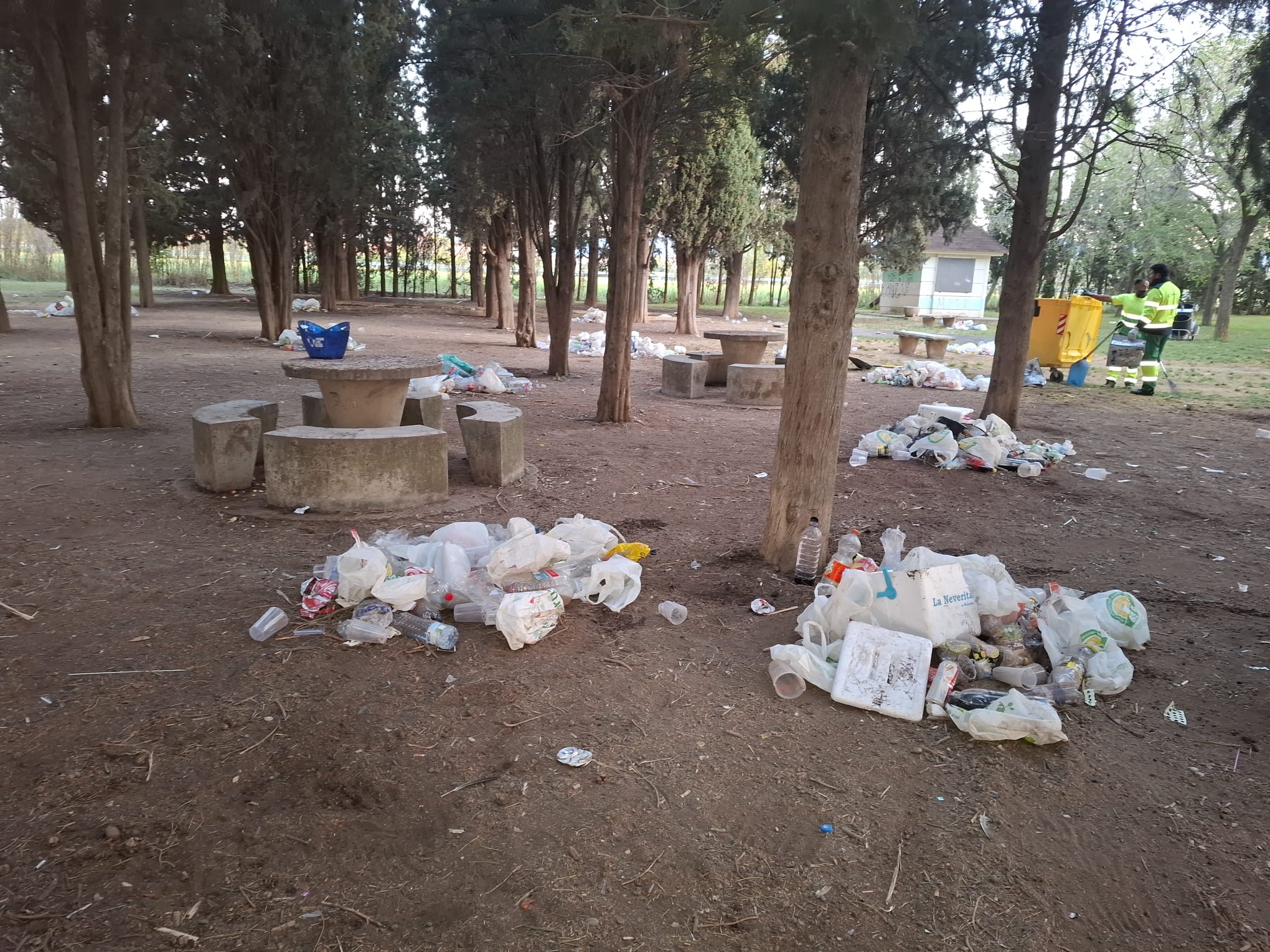 Recogidas más de una tonelada de residuos tras la celebración de una fiesta universitaria en Salas Recogidas más de una tonelada de residuos tras la celebración de una fiesta universitaria en Salas