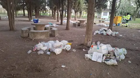 Recogidas más de una tonelada de residuos tras la celebración de una fiesta universitaria en Salas Recogidas más de una tonelada de residuos tras la celebración de una fiesta universitaria en Salas