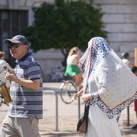 Archivo - Dos personas caminan por la calle en València - 