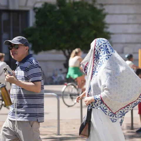 Archivo - Dos personas caminan por la calle en València -