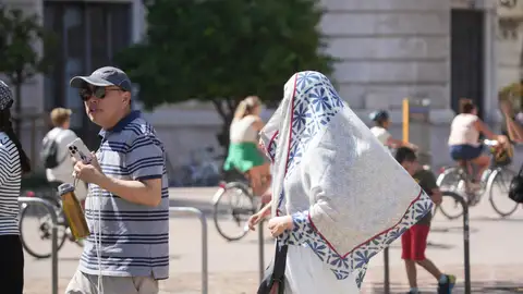 Archivo - Dos personas caminan por la calle en València - Archivo - Dos personas caminan por la calle en València -